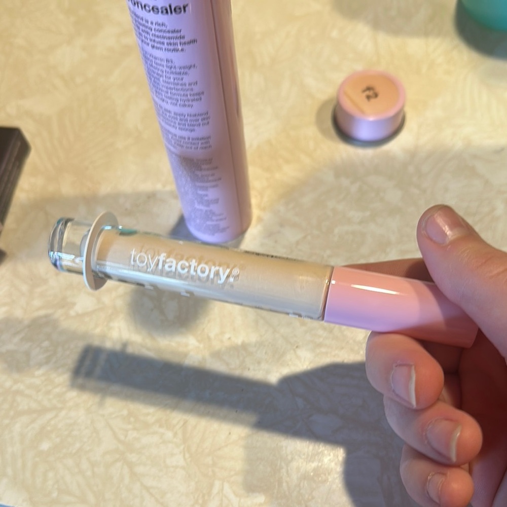 Pink Concealer Makeup Tool - Picture 5 of 6